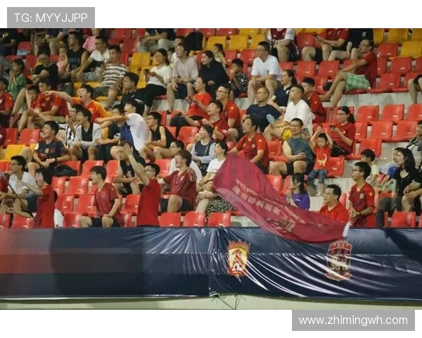 浙江队影院观赛收官:鲍盛鑫与球迷的 “家人时刻” 浙江队影院观赛收官:鲍盛鑫与球迷的 “家人时刻”